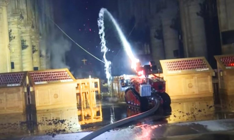 Upoznajte Colossusa, robota vatrogasca koji je spašavao Notre-Dame